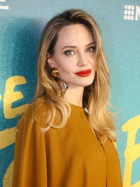 アンジェリーナ・ジョリー、元恋人の一言で歌を諦めていたと告白(映画.com)