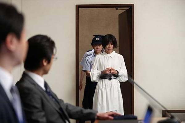 「夏目アラタの結婚」衝撃の法廷シーン映像公開　黒島結菜演じる死刑囚・品川真珠の驚きの法廷ファッションとは？(映画.com)