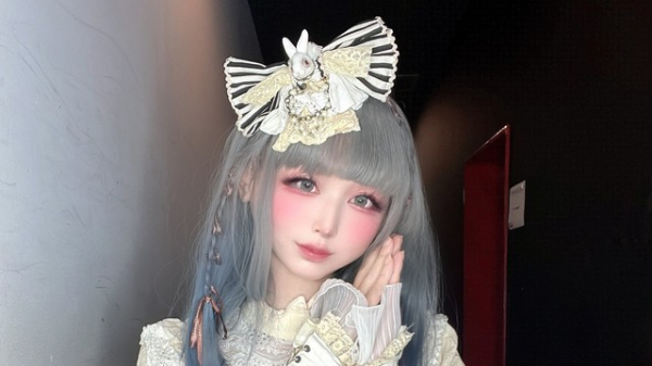 SNSで話題の“美少女”は46歳＆2児の父だった！「美人すぎて頭混乱する」お人形のような見た目に「奇跡」と大反響(めざましmedia)