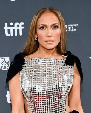 ジェニファー・ロペス、元夫に捧げた「タトゥー」を隠そうと必死...？ 最新の画像が話題に(Harper’s BAZAAR（ハーパーズ バザー）)