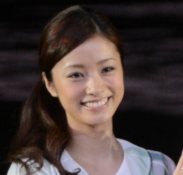 〝最新トレンド〟太眉メイク、38歳人気女優が披露もネット賛否「似合ってない」「綺麗過ぎる」美容雑誌の表紙を飾る(西スポWEB OTTO！)