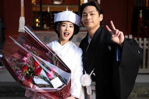 柳楽優弥＆黒島結菜、“結婚ショット”をお披露目！　「夏目アラタの結婚」オフショット＆コメント公開(映画.com)
