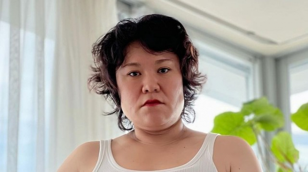なぜか女ソルジャー登場！？バービー 産後初めての美容室へ！リップをつけポージングするも…「産後の現実を写してる」(めざましmedia)