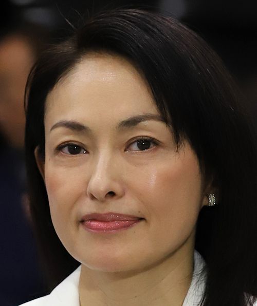 ボディコンで学園祭の女王、7歳下の夫、視聴率を上げた伝説の絡み…「お色気で勝負なんて絶対に失敗する」という呪いの言葉に抗った田中美奈子（57）の“見返し人生”(文春オンライン)
