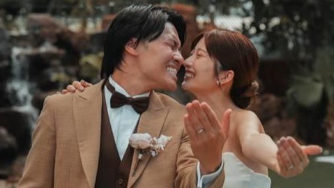 “商社マンと受付嬢”で話題 華金カップルがハワイでの挙式の様子を公開！キスや涙を見せる場面も「1本の壮大な恋愛映画のよう！」(めざましmedia)