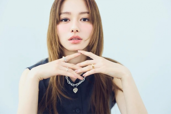 【山本舞香さん】秋冬のトレンドメイクは？ アンダーチークで、色気を纏った大人の儚げメイクを実演(MAQUIA　ONLINE)