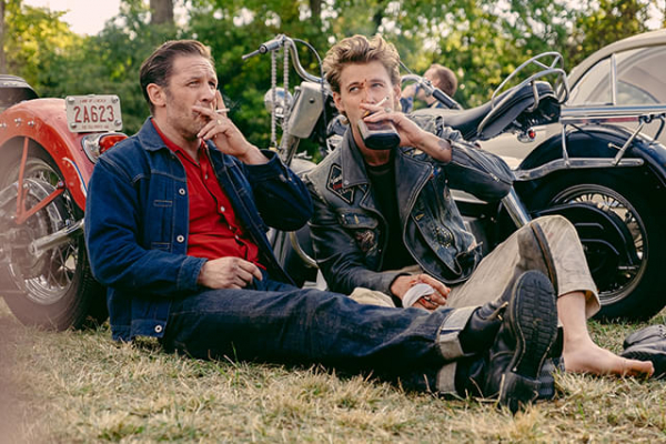 オースティン・バトラー＆トム・ハーディの熱い友情をとらえた場面写真　「ザ・バイクライダーズ」貴重なバディショット披露(映画.com)