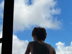 もうこんな大きいの!?　MEGUMI、イケメン風男性の後ろ姿に注目集まる「息子さんっすか？　カッケ」(ねとらぼ)