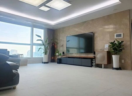 イ・ジエ元アナ、下の階の住人と騒音トラブル？マットを敷いたリビングを公開(WoW!Korea)