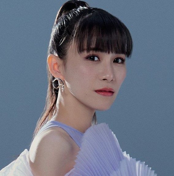 「ウエスト細すぎて…」35歳人気歌手の〝超スレンダー〟体型に心配の声も…「なりたい自分を目指して」と以前には筋肉美を披露(西スポWEB OTTO！)