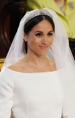 メーガン妃、結婚式でメアリー王太后のために作られたティアラをつける（ELLEgirl）