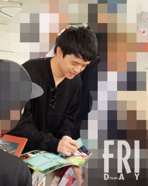 河合優実と渋谷デートの池松壮亮　舞台挨拶後のニコニコ”神ファンサービス”に溢れた「充実感」(FRIDAY)