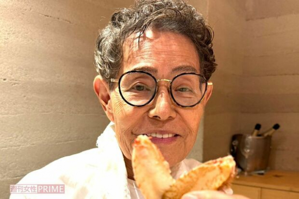 加藤茶、毛ガニコース2人前を爆食！「ずっと元気でいてね」“子どもたち”からのサプライズ(週刊女性PRIME)