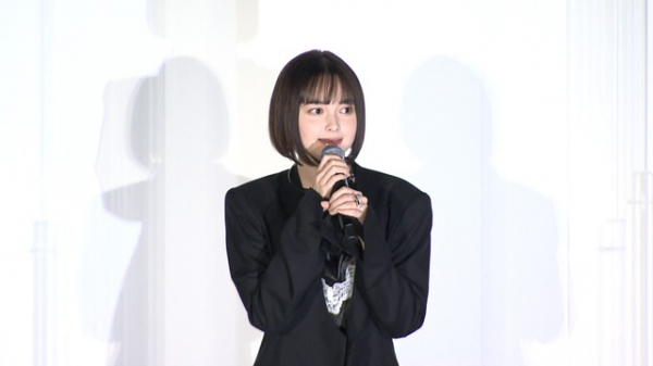 モデル・玉城ティナ(27)　自身の誕生日に結婚発表！「彼と手を取り合い、共に支え合いながら…」背中開いた水着ショットも(めざましmedia)