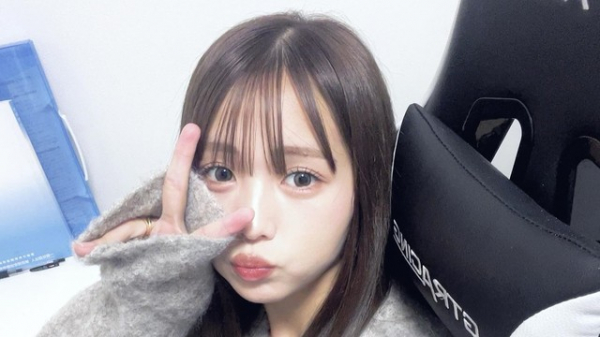 「すごい透明感」ばんばんざい・るな 部屋着姿でゲームをプレー！上目遣いのオフショット公開に「ビジュ良すぎる」とファン歓喜(めざましmedia)
