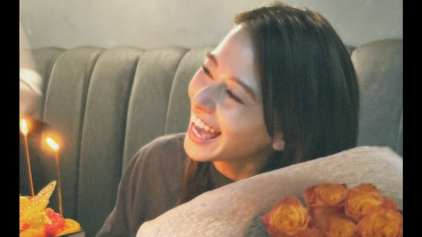 電撃結婚を報告したばかりの山本舞香 27歳の誕生日は「夫と友達と」夫・Hiroに祝われ笑顔輝くショット公開！(めざましmedia)