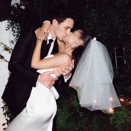 アリアナ・グランデ、『パリの恋人』のヘプバーンをイメージしたウエディングドレスを披露！(Harper’s BAZAAR（ハーパーズ バザー）)