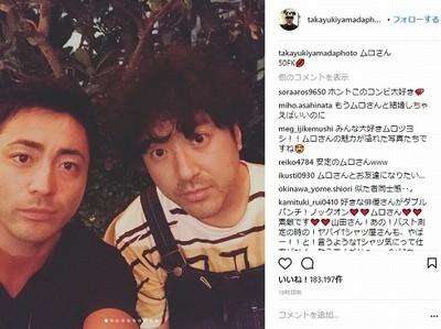 「恋人を撮るような愛を感じる」　山田孝之＆ムロツヨシの“イチャラブ写真”が旅行中のカップルでしかない（ねとらぼ）