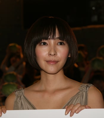 「ザリガニがご馳走だった」「父の暴力から母を守りながら」…NHK朝ドラ『おむすび』ヒロインの母親役・麻生久美子の「想像を絶する極貧生活」(現代ビジネス)