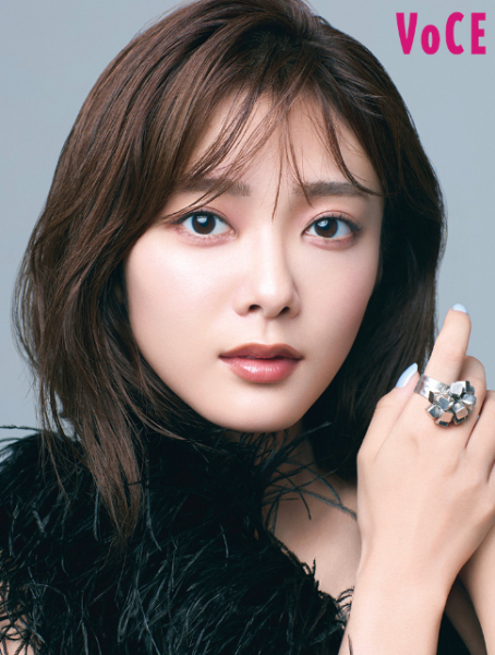櫻坂46・田村保乃、黒ドレスとピンク衣装を披露　佐久間大介、山田涼介登場『VOCE』12月号(リアルサウンド)