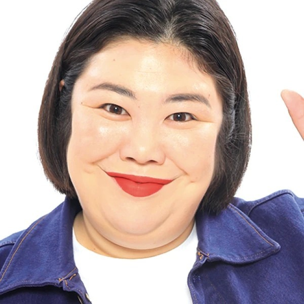 紅しょうが・熊元プロレスさんのポーチの中身。「頑張ればアン・ハサウェイにもなれるで～」なコスメが満載(MAQUIA　ONLINE)