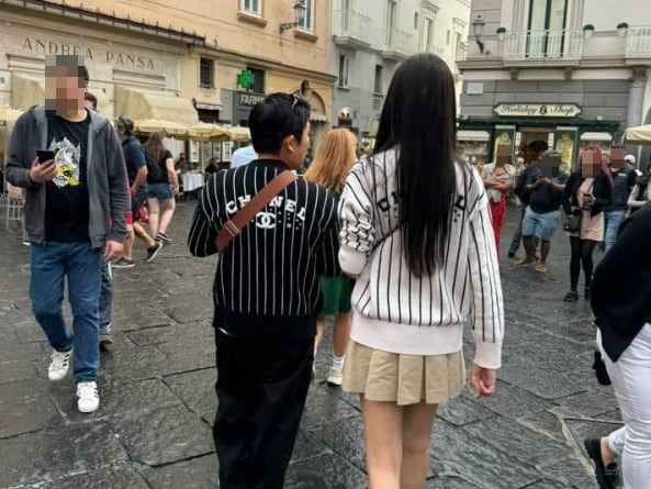 「CHANEL」のペアルックで新婚旅行を楽しむチョ・セホ夫妻、ジェニーも着ていた服の価格にビックリ(朝鮮日報日本語版)