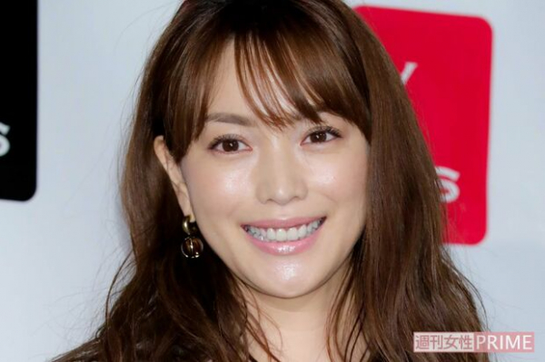 「どんな表情やねん」「重たいわ!!の顔か」蛯原友里の“ダル着”ショットがネット大喜利化(週刊女性PRIME)