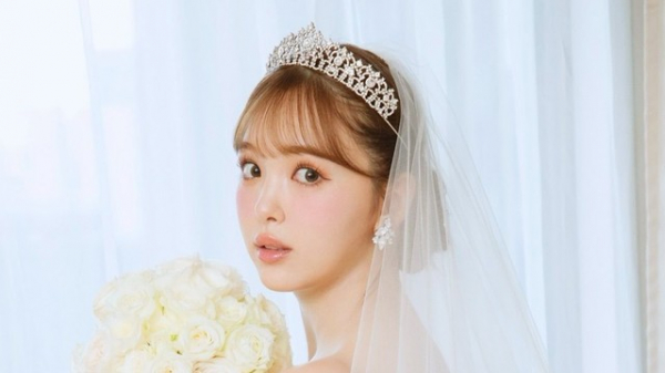 藤田ニコル 結婚式で母とバージンロードを歩くショット　ピカチュウに囲まれケーキ入刀「空間すべてが可愛すぎ」の声(めざましmedia)