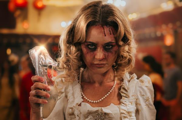 残虐描写のつるべ打ちも…実は原作どおり？ 映画『シン・デレラ』は童話をいかにアップデートしたのか？ 考察＆評価レビュー(映画チャンネル)