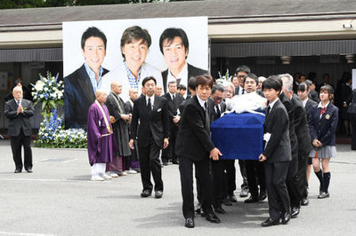 西城秀樹さんに１万人別れ　ひつぎに家族写真と手紙（日刊スポーツ）