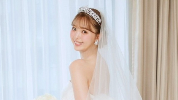 藤田ニコル 結婚式で友人代表スピーチに涙！母と抱き合う親子ショットも公開で「だめだ、号泣」「ままるんいい顔してる」(めざましmedia)