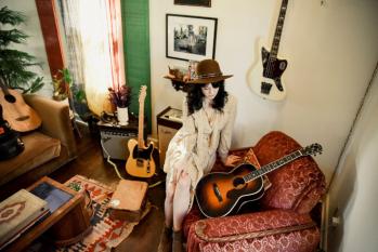 フェンダーがカントリーミュージックにインスパイアされたファッションアイテムを販売(BARKS)