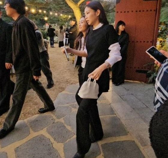 「映えない」VS「定番」…BLACKPINKジェニー　結婚式お呼ばれ服めぐりネットで賛否(朝鮮日報日本語版)