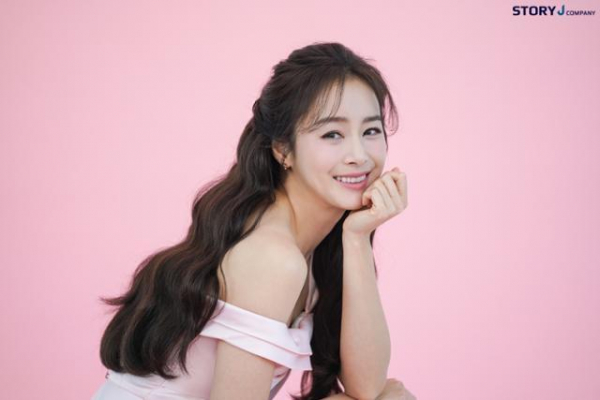 ベールをかぶった女優キム・テヒ、二人の娘と明洞聖堂でサプライズ登場(中央日報日本語版)
