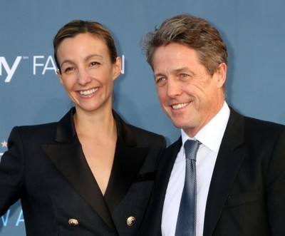 ヒュー・グラント、市役所でスーツの地味婚（クランクイン！）