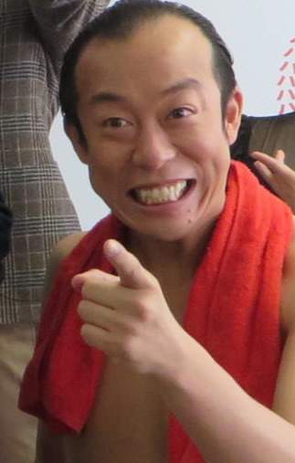 吉本新喜劇40歳芸人が挙式報告「貯金が底を突き抜けマイナスです！」(日刊スポーツ)