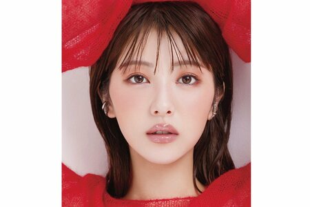 浜辺美波の印象ガラリ！色気＆クールな派手リップ「いつもと違う」VOCE表紙(LIMO)