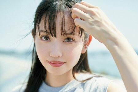 新婚のテレ東・田中瞳アナ海辺で真っ白二の腕披露！さまぁ～ず対談著書重版決定(LIMO)
