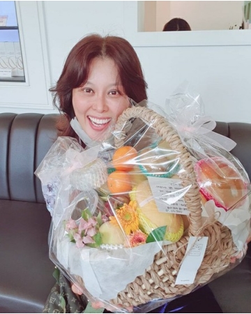”32kg減量”女優ホン・ジミン、ダイエットは進行形？…果物のバスケットに体が隠れるように(WoW!Korea)