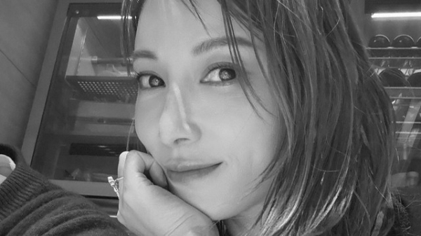 「3枚目いい意味で反則」加藤あい “2ショット”で結婚11周年を報告！「幸せオーラ全開」とSNSで反響(めざましmedia)