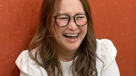ギャル曽根 次女抱く夫の“顔出し”に「ジョニーディップみたい」の声！年賀状用写真のためにおちゃめな行動を…？(めざましmedia)