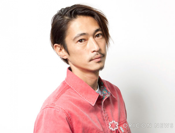 窪塚洋介＆妻・PINKY、バックハグで笑顔全開　こだわりドレスの“結婚式記念日”の2ショット(オリコン)
