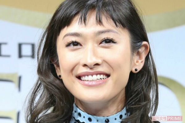 「カラーボール投げられた？」ピンクの“何か”がベッタリ、山田優の奇抜ヘアスタイルが衝撃的(週刊女性PRIME)