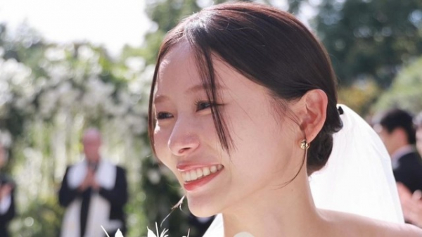 朝日奈央 “2年越し結婚式”での家族写真を公開！挙式早々に「大好きなゲストの方の顔を見たら私が大号泣」と明かす(めざましmedia)