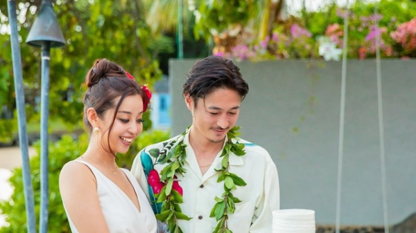 「素敵なご夫婦」窪塚洋介・妻 ハワイでのウェディングドレス姿を披露！仲良しバックハグ写真も公開(めざましmedia)