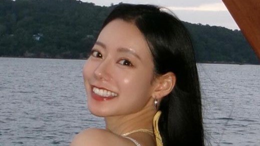 なごみ タイでボディーライン際立つドレス姿＆胸元を大胆披露！「影がこんなきれいな人いるの…」と驚きの声(めざましmedia)