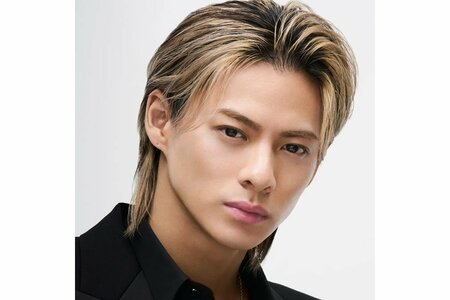 平野紫耀がまとうYSLピンクリップにSNSくぎ付け「顔面強すぎ」「見惚れる」(LIMO)