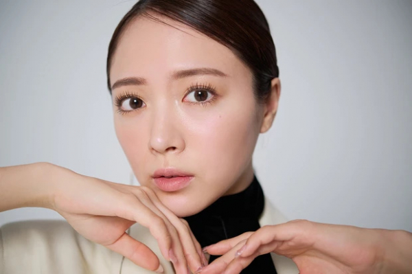 【私立恵比寿中学】中山莉子が大人のヌーディカラーメイクに挑戦(MAQUIA　ONLINE)