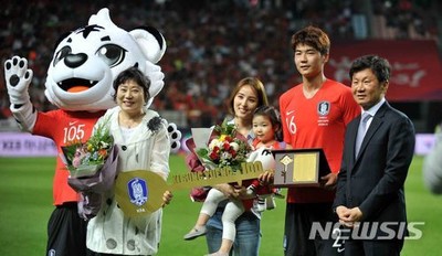 (朝鮮日報日本語版) 奇誠庸センチュリークラブ入り、妻ハン・ヘジン＆娘が祝福（朝鮮日報日本語版）
