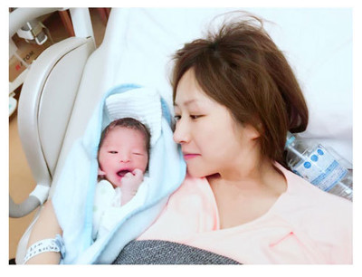愛川ゆず季、第1子男児出産を報告　ガッツ石松似（？）なわが子との2ショットを公開（ねとらぼ）